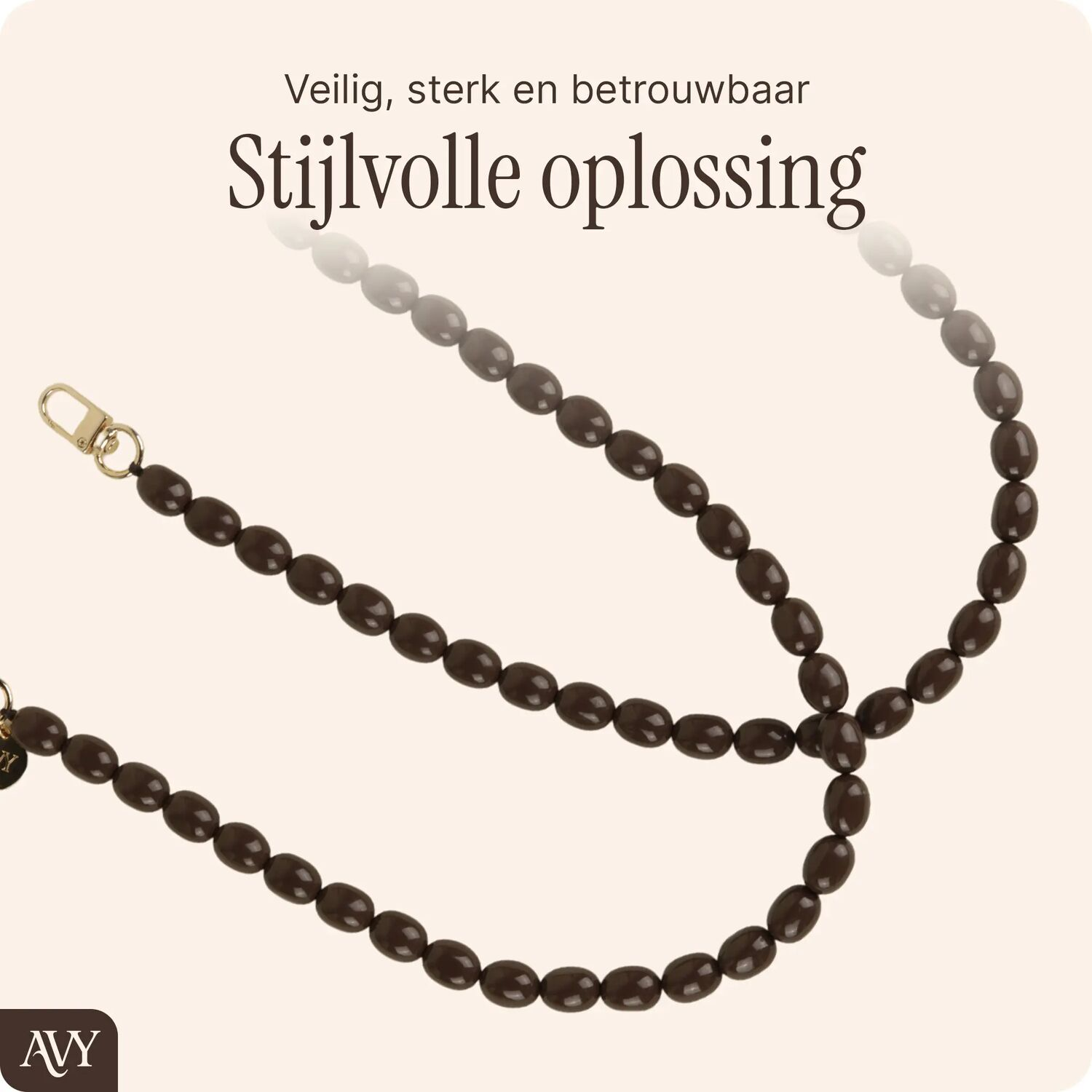 Bruine kralenketting met gouden karabijnsluiting op lichte achtergrond.