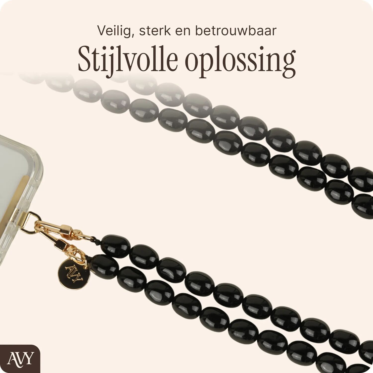 Zwarte parelketting met gouden sluiting aan een telefoon.
