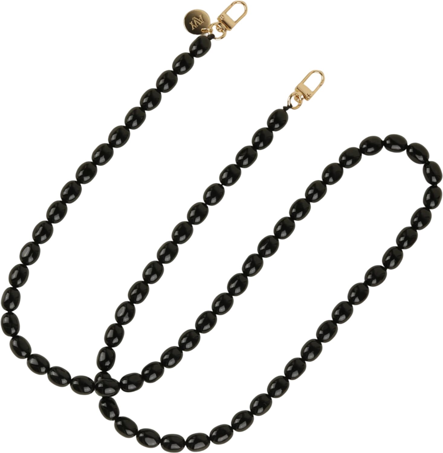 Een zwarte kralenketting met gouden karabijnsluitingen en een 'AY' bedel.