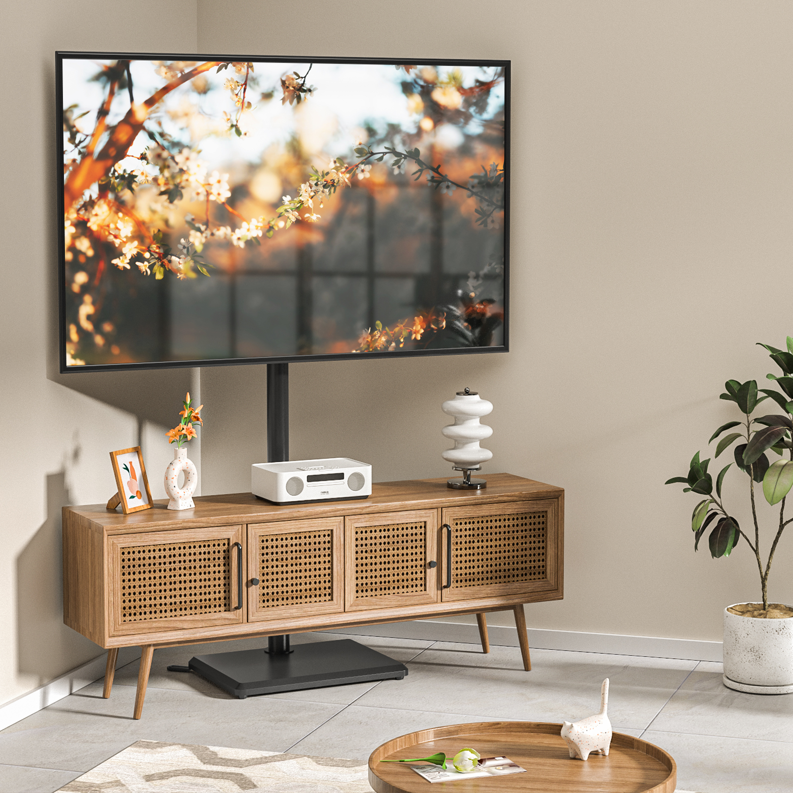 Ein Fernseher auf einem Ständer über einem Holzschrank mit Deko. Rechts steht eine Pflanze.