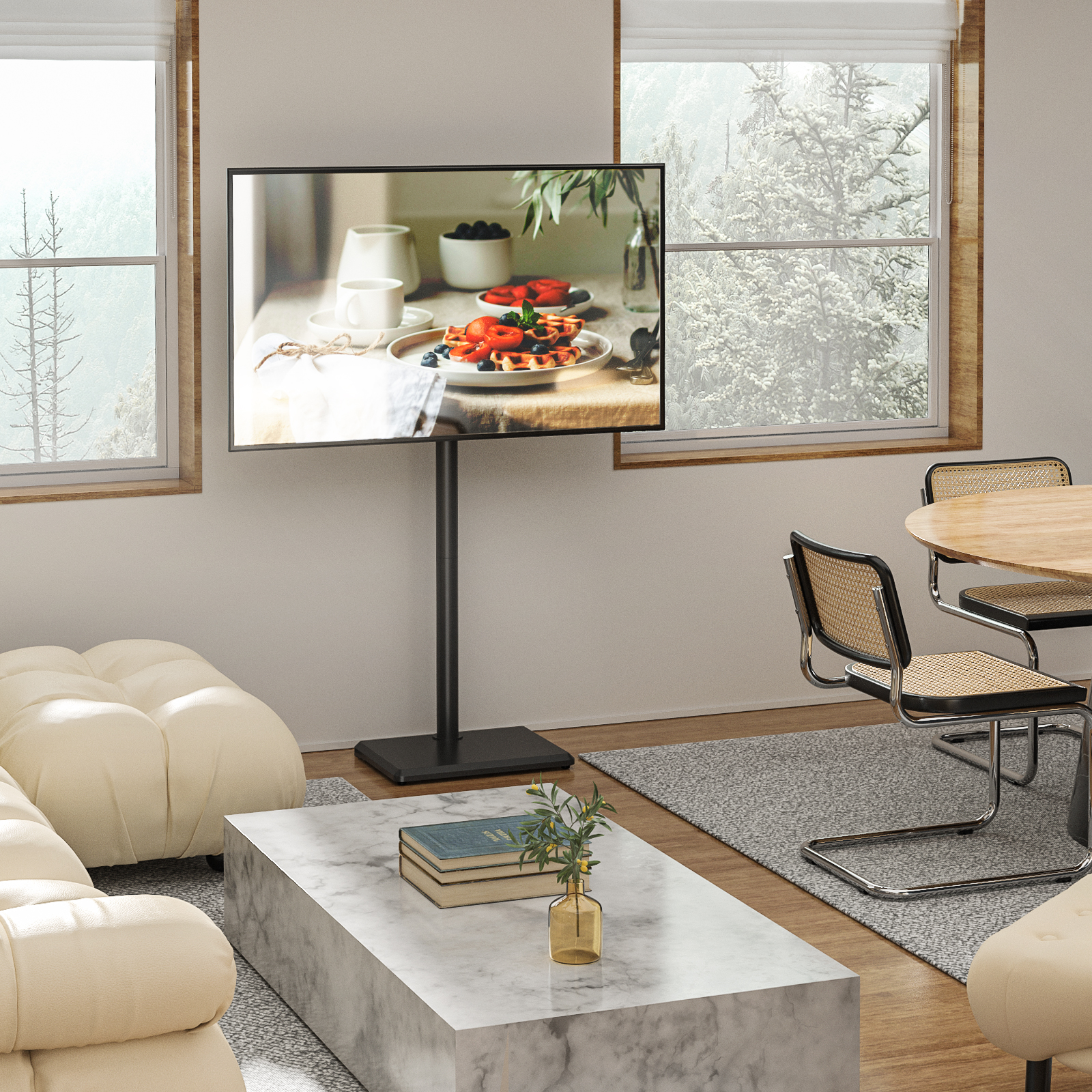 Ein Wohnzimmer mit Fernseher, der ein Frühstück zeigt, sowie ein Esstisch und ein Sofa.