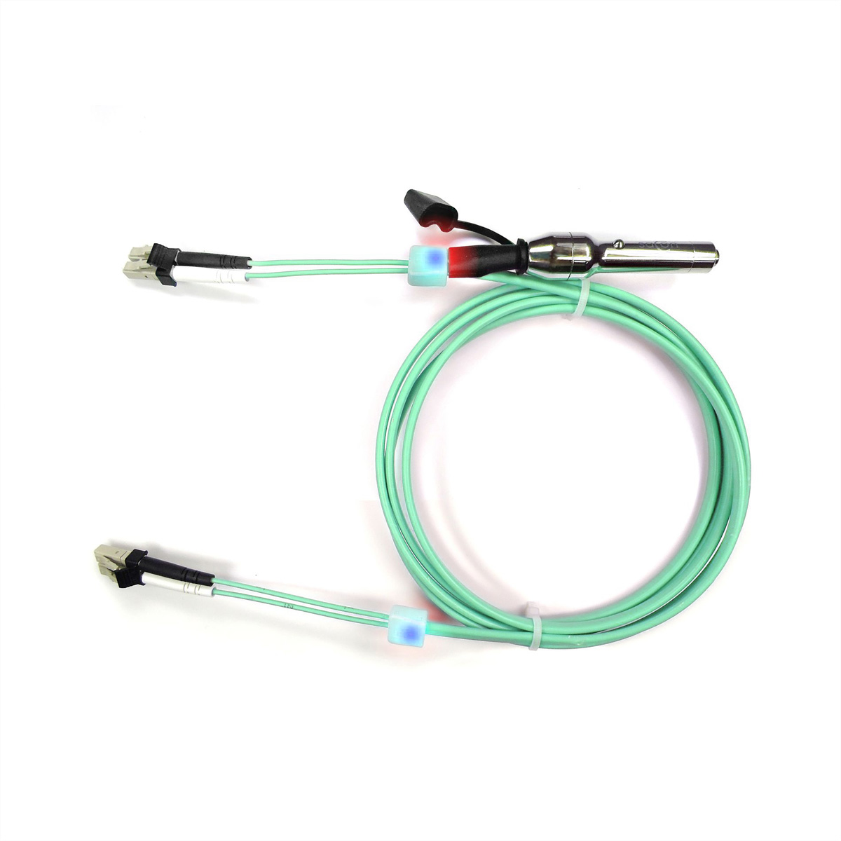 Ein hellgrünes Kabel mit zwei Anschlüssen und leuchtenden blauen und roten Lichtern.