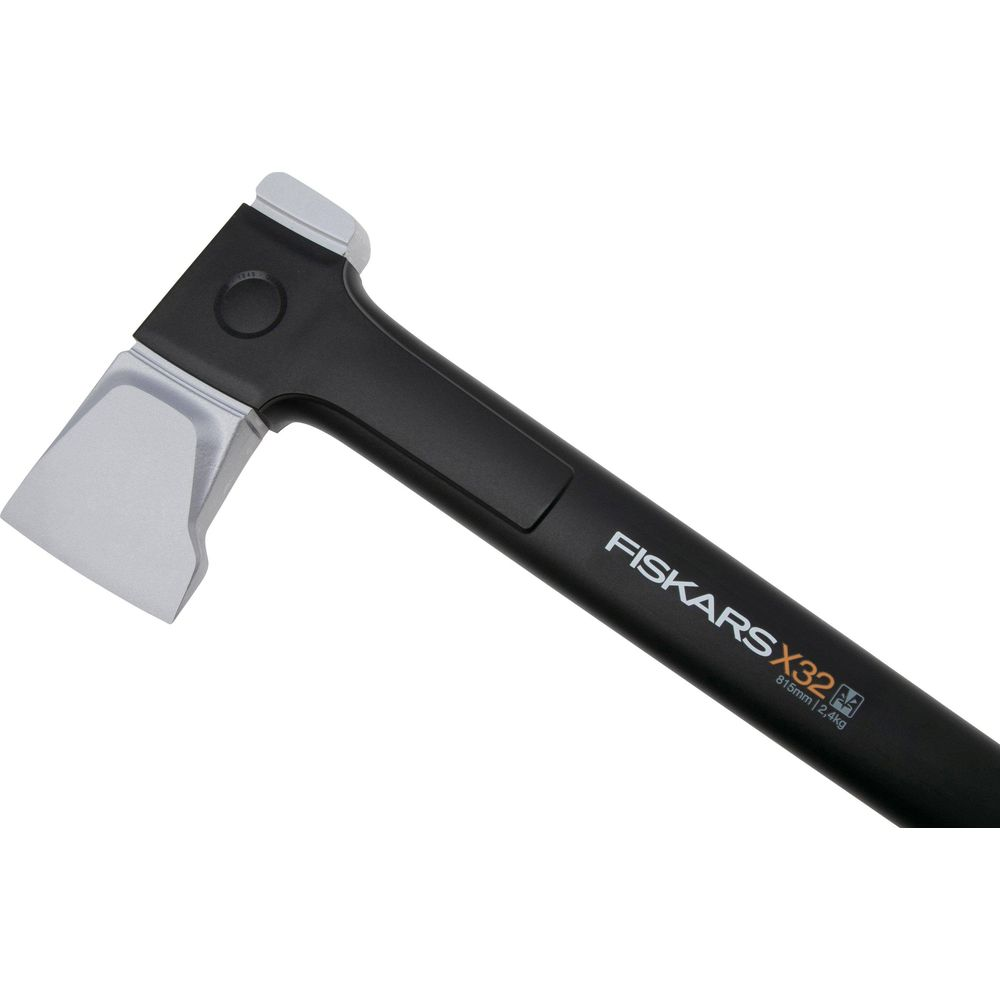 Eine schwarze Fiskars X32 Axt mit silbernem Kopf und Griff.