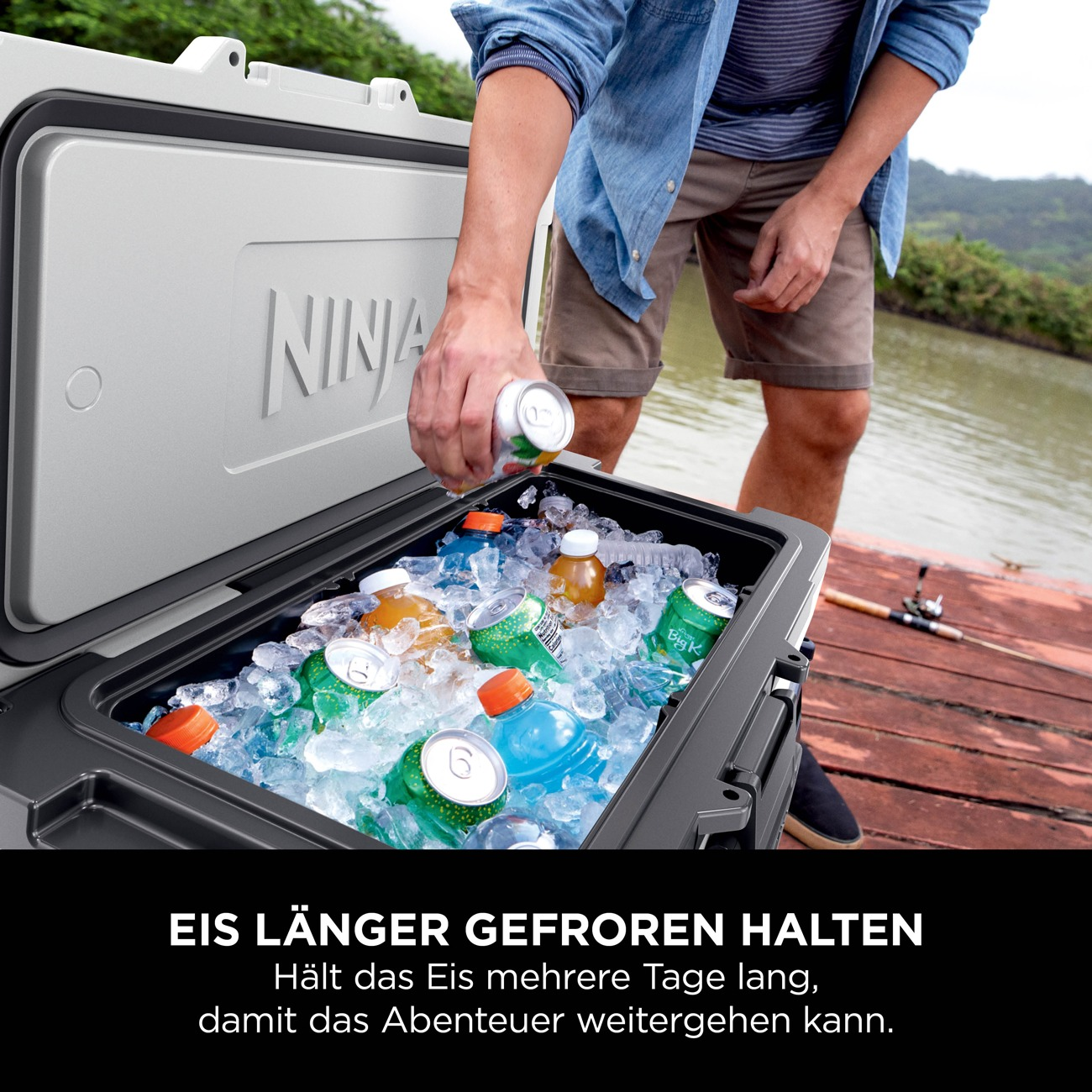 Mann legt Getränkedose in eine mit Eis gefüllte Kühlbox am Wasser.
