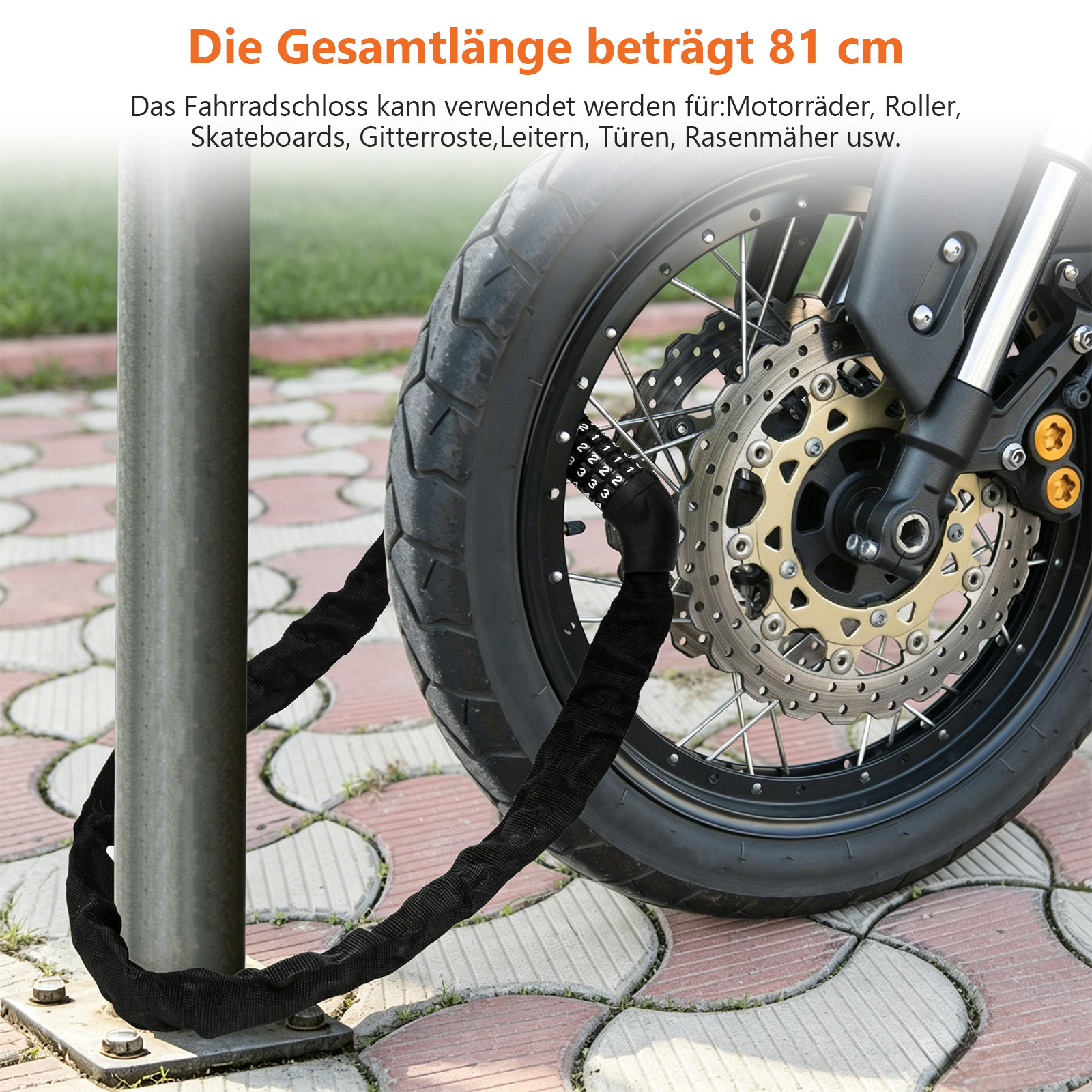 Schwarzes Kettenschloss sichert Motorradrad an Pfosten.