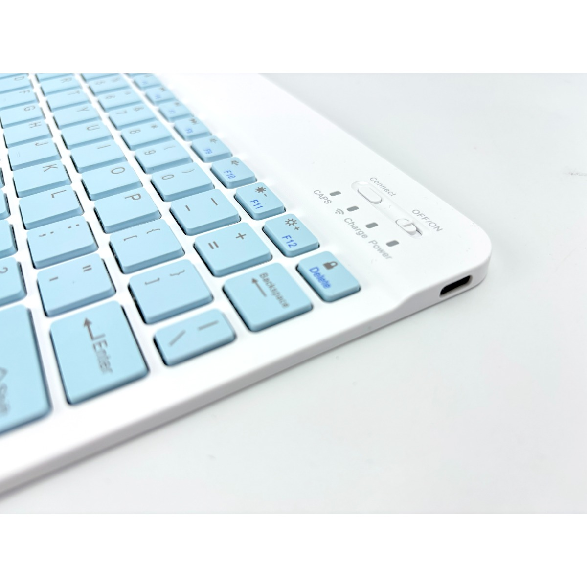 Weiße Tastatur mit hellblauen Tasten, Nahaufnahme der Tasten.
