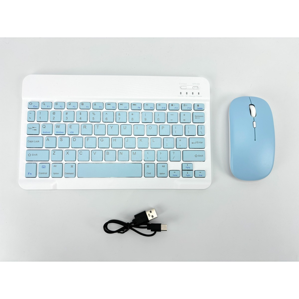 Ein hellblaues Keyboard und eine Maus liegen auf einem weißen Hintergrund. Ein Ladekabel liegt unten.