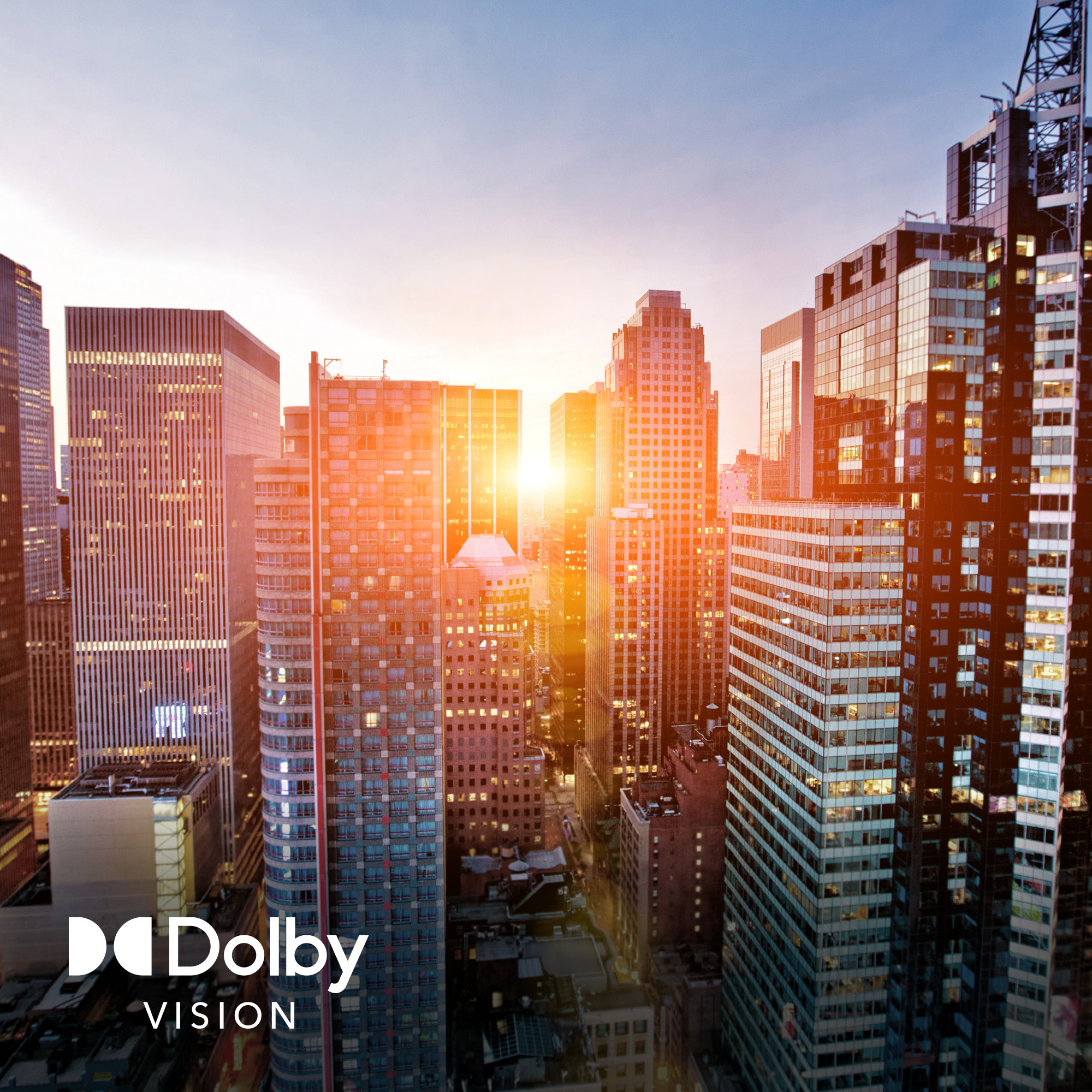 Blick auf eine Stadt bei Sonnenuntergang mit Wolkenkratzern und der Dolby Vision-Aufschrift.