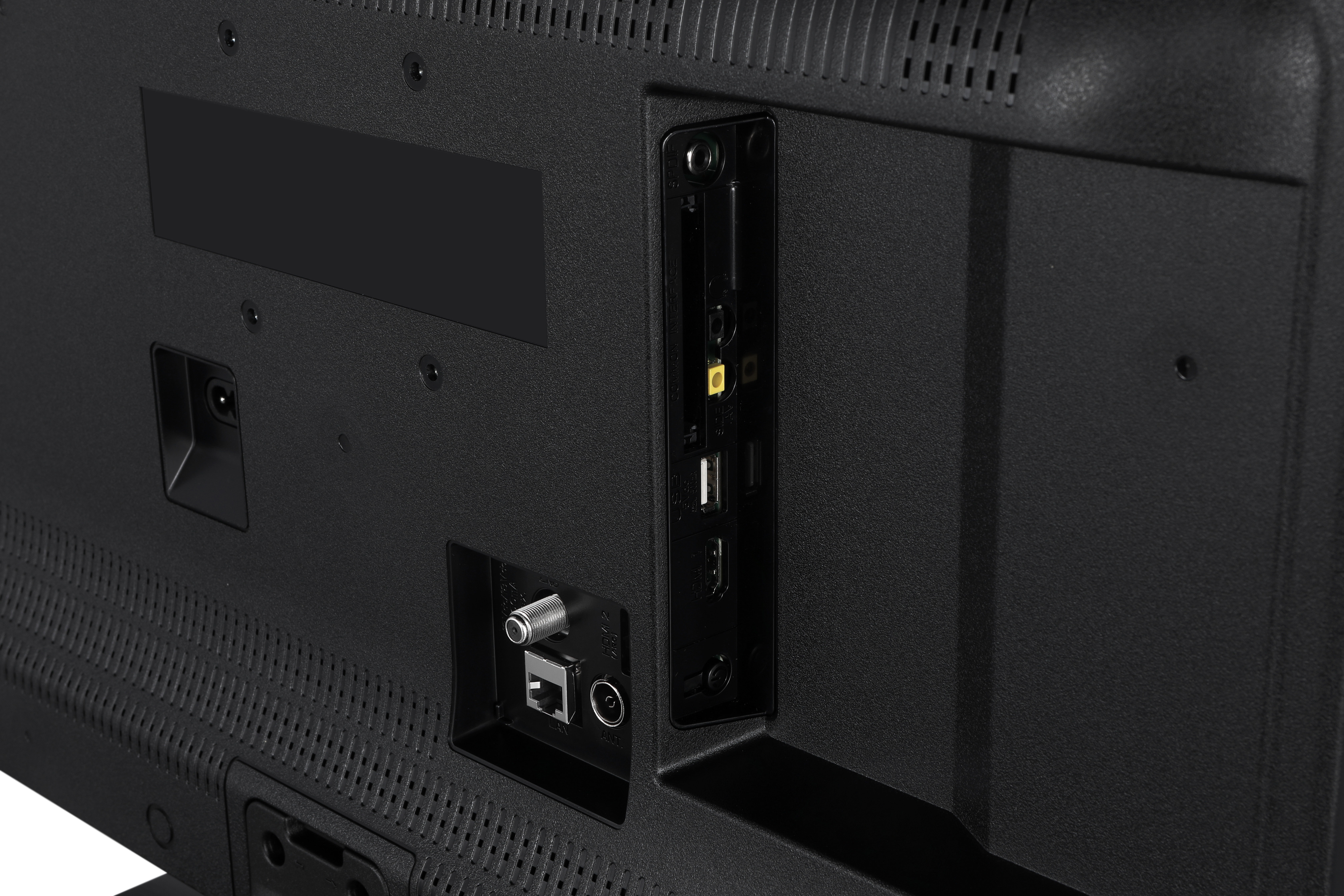 Rückseite eines Fernsehers mit Anschlüssen: USB, HDMI, LAN, ANT und AV-Eingängen.