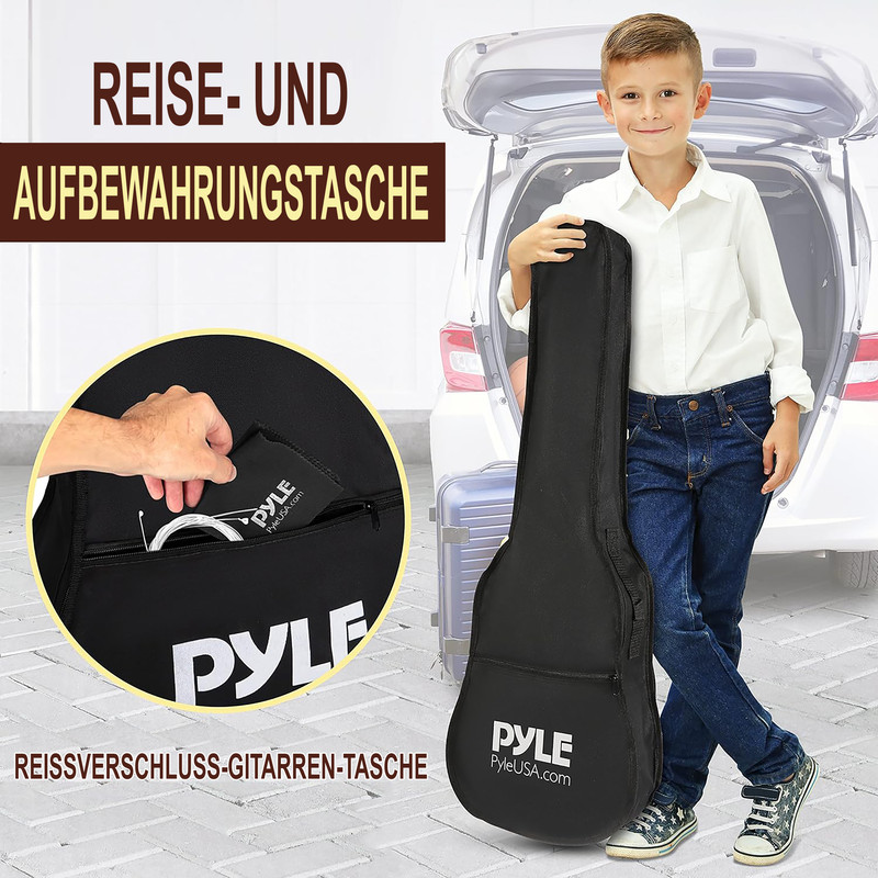 Junge steht neben offenem Kofferraum mit Gitarrenkoffer und Koffer.