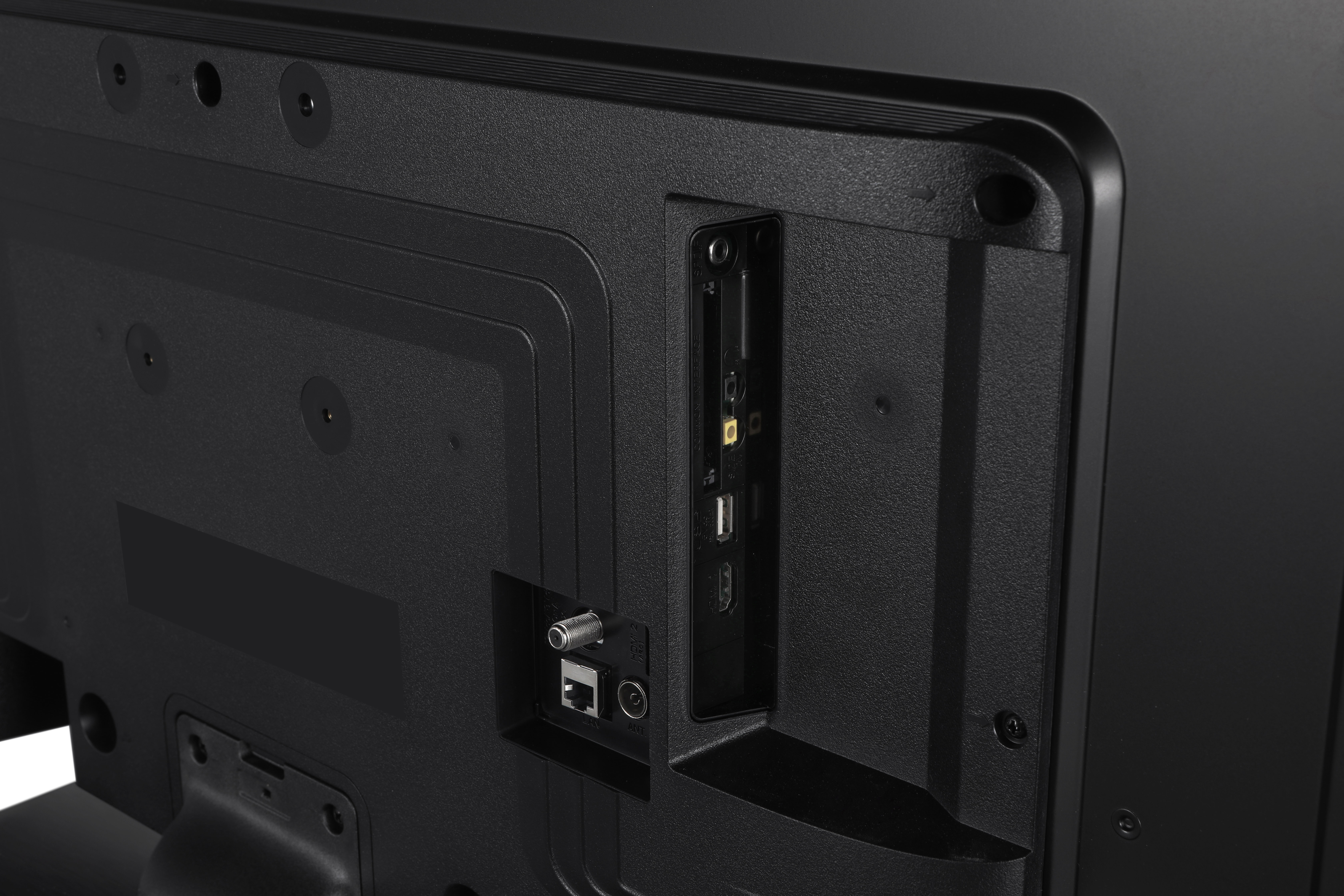 Rückseite eines schwarzen Fernsehers mit Anschlüssen wie HDMI, USB und LAN.