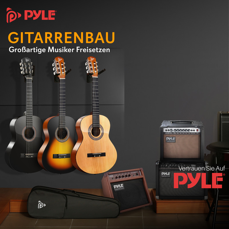 Drei Gitarren an der Wand, Verstärker und eine Tasche am Boden.