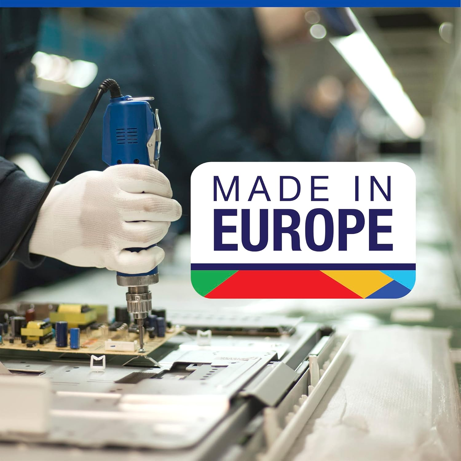 Trabajador con guantes blancos usa destornillador eléctrico azul en placa de circuito. Logo "Made in Europe".