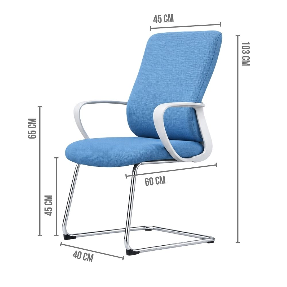 Una sedia da ufficio blu con gambe cromate e braccioli bianchi, con misure.