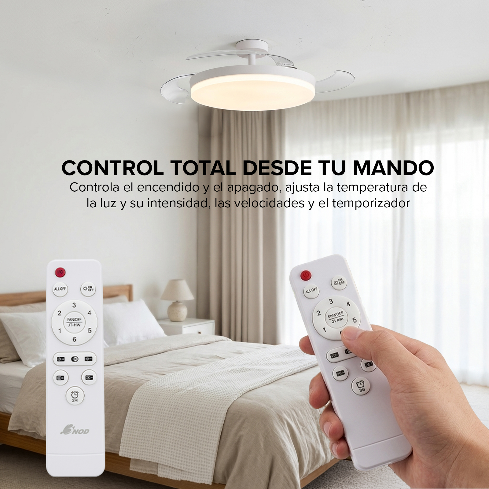 Una mano sostiene un mando blanco delante de un ventilador de techo con luz.