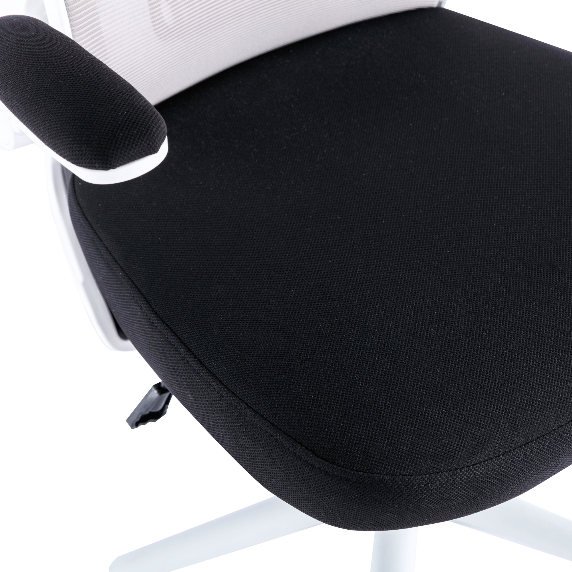 Primo piano della seduta di una sedia da ufficio nera con bordo bracciolo bianco e schienale in rete.