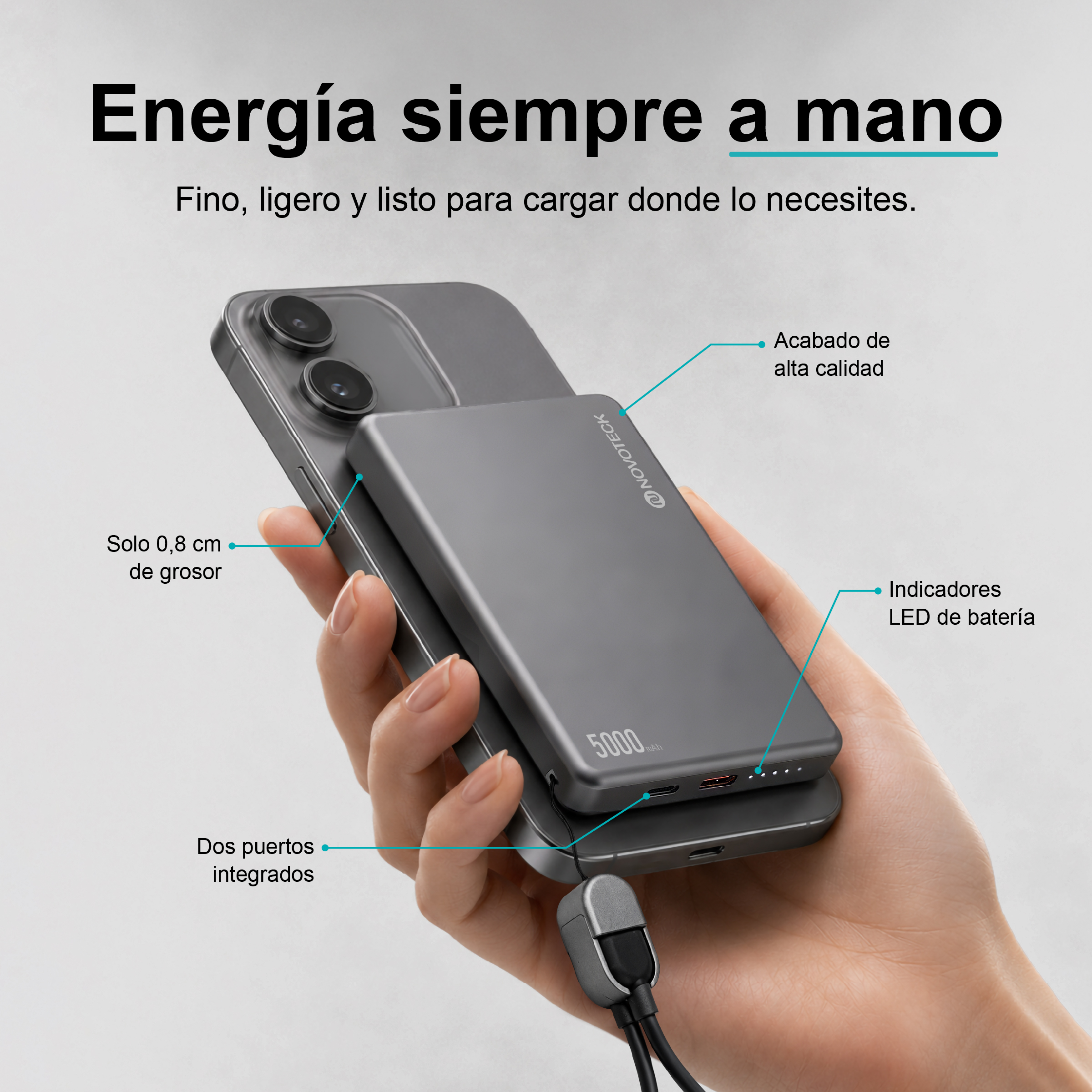 Teléfono inteligente gris con batería externa delgada acoplada. Manos sujetan el dispositivo.