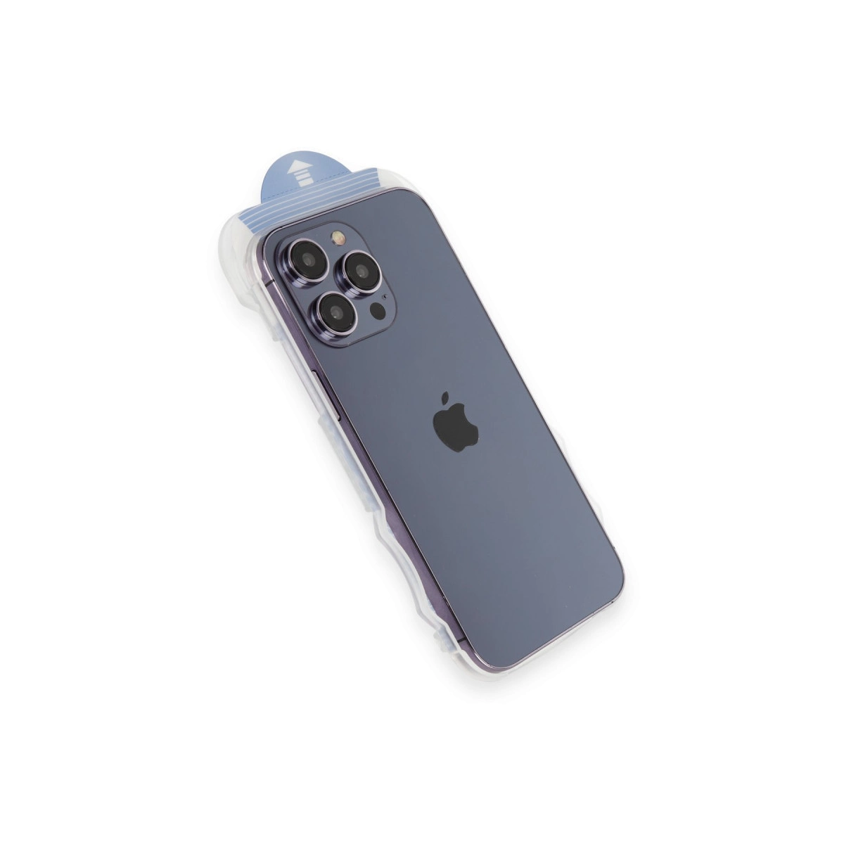 Üç kameralı mor iPhone, şeffaf kılıfta.