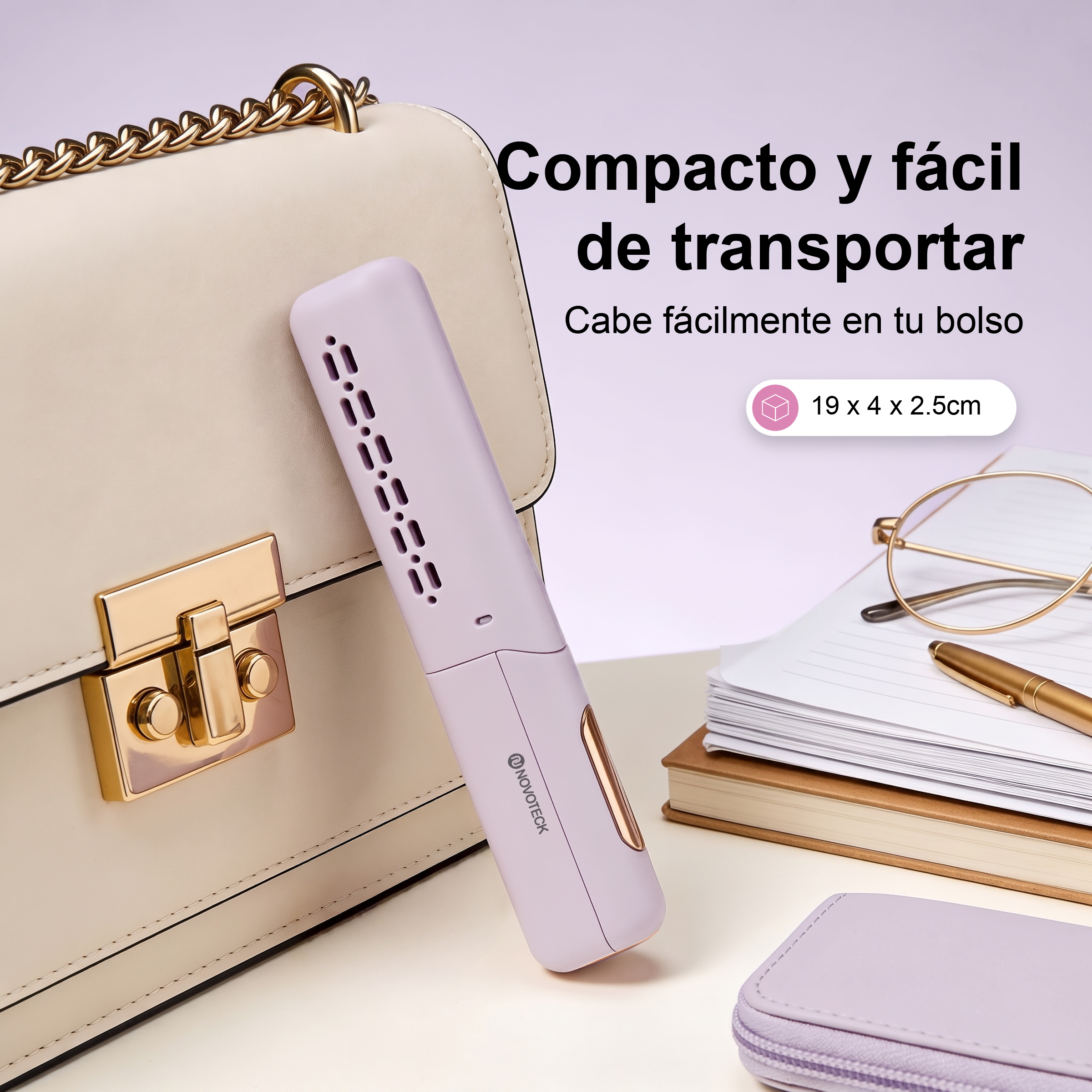 Un dispositivo morado junto a un bolso beige, gafas y cuaderno.