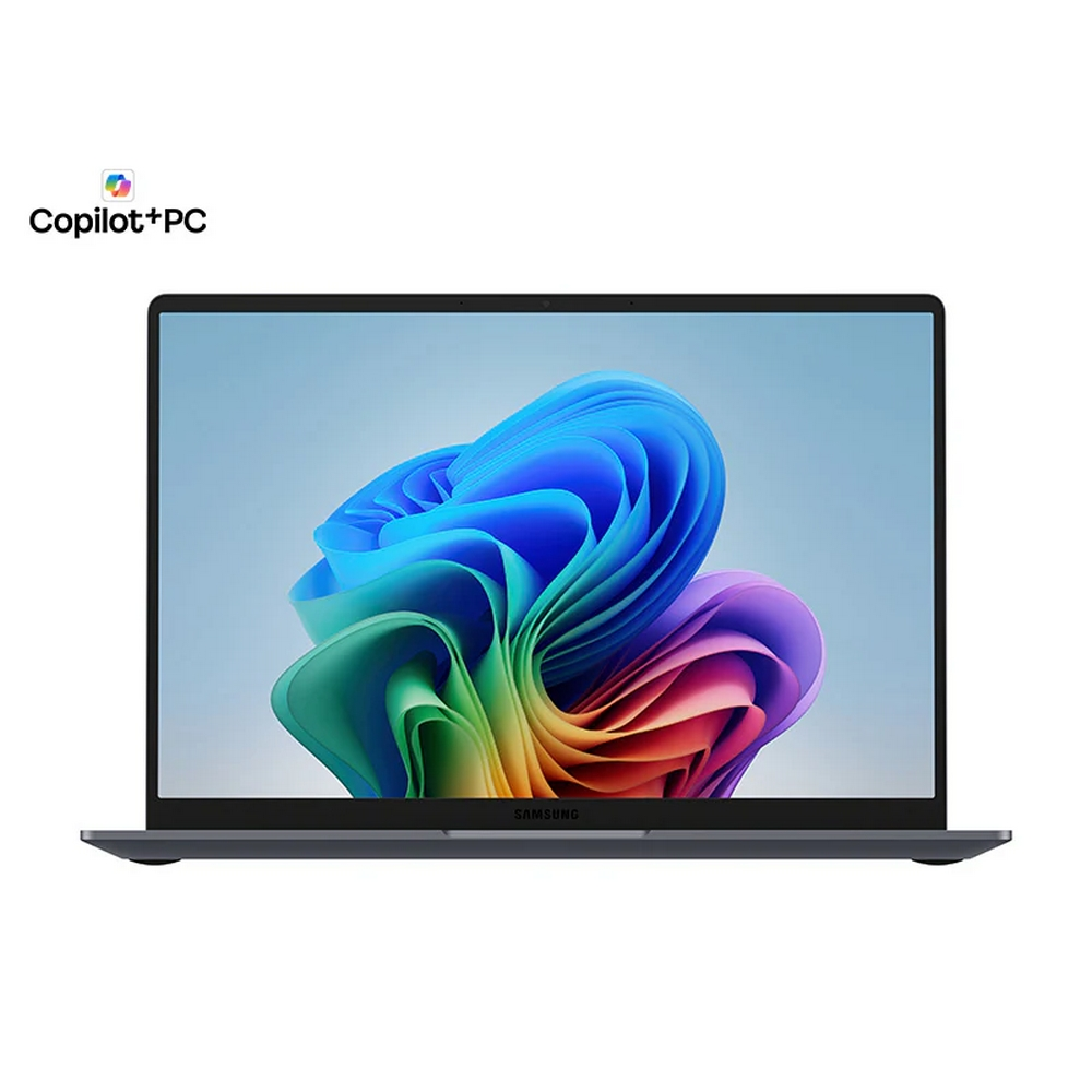 Un laptop Samsung scuro con logo Copilot+ PC sullo schermo.
