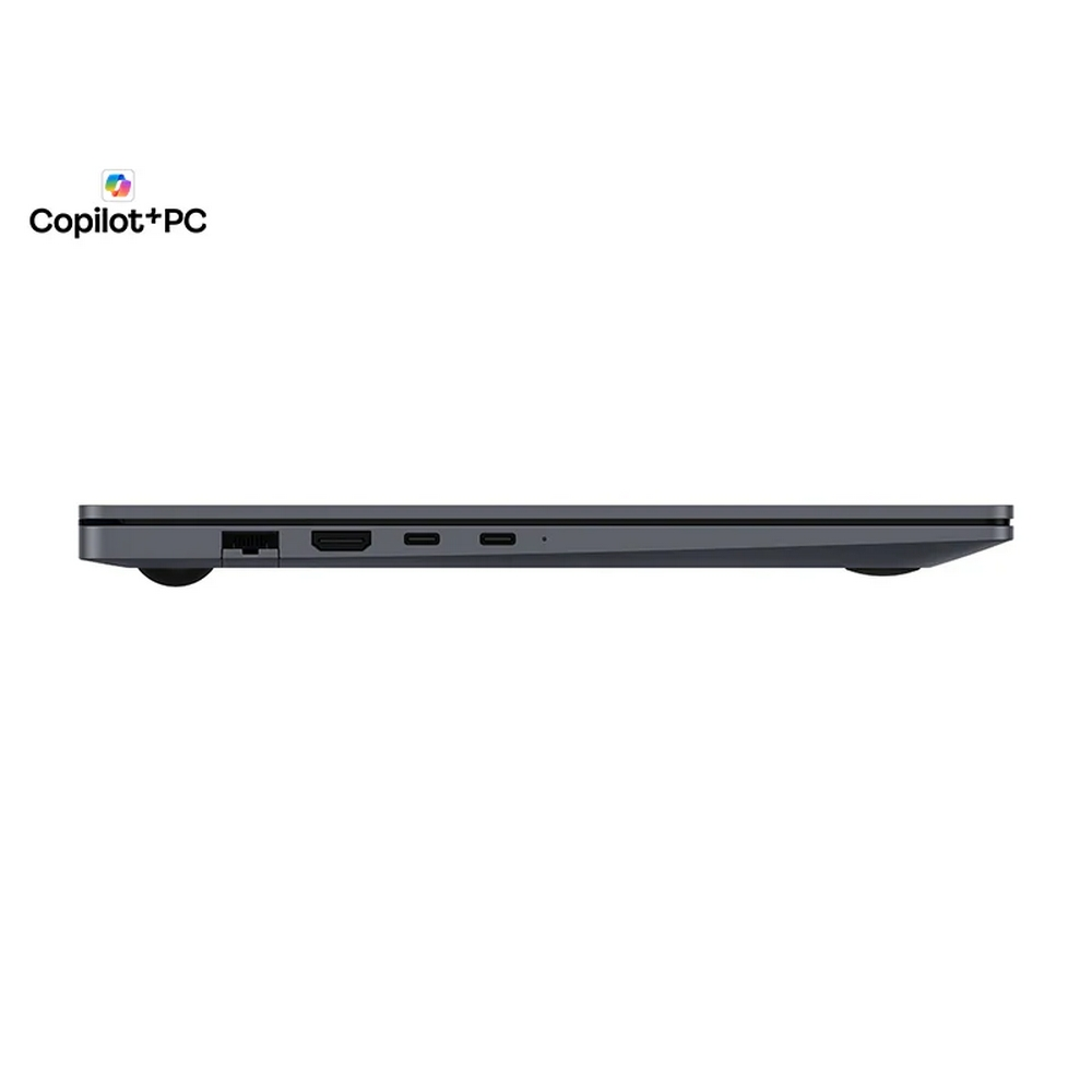 Vista laterale di un laptop grigio chiuso che mostra porte e il logo Copilot+PC.