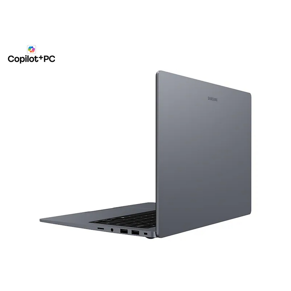 Laptop Samsung grigio con tastiera e porte, sfondo bianco.