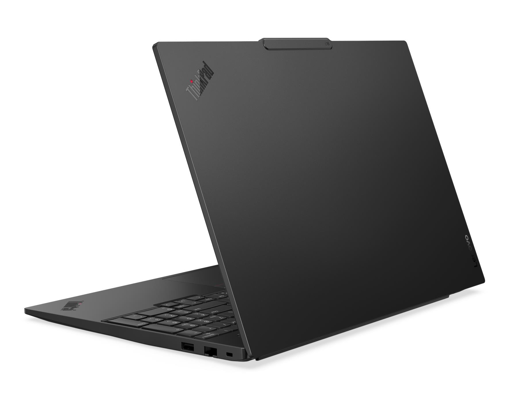 Un laptop nero Lenovo ThinkPad con il coperchio aperto, tastiera e porte visibili.