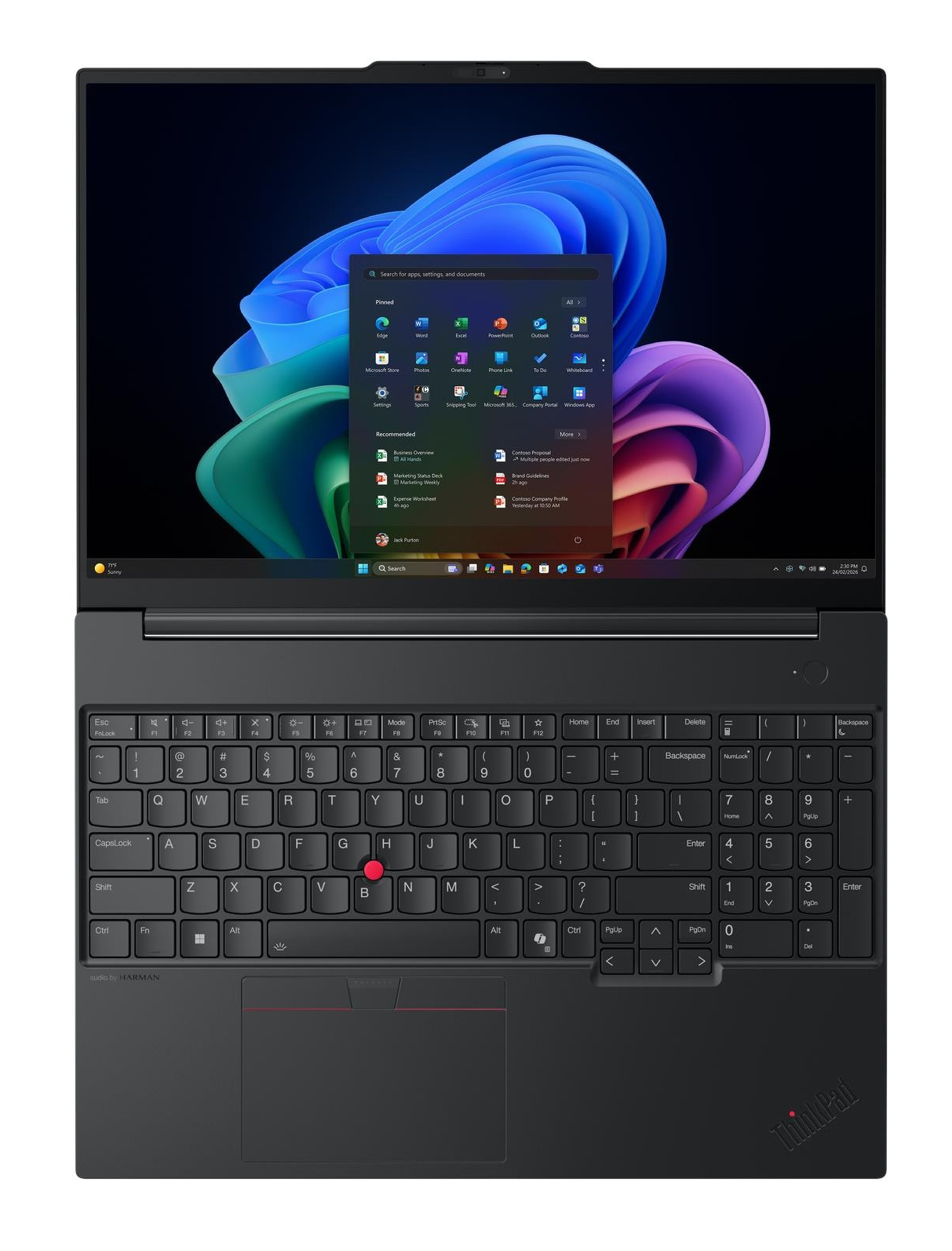 Un laptop aperto che mostra il menu Start di Windows 11 sullo schermo.