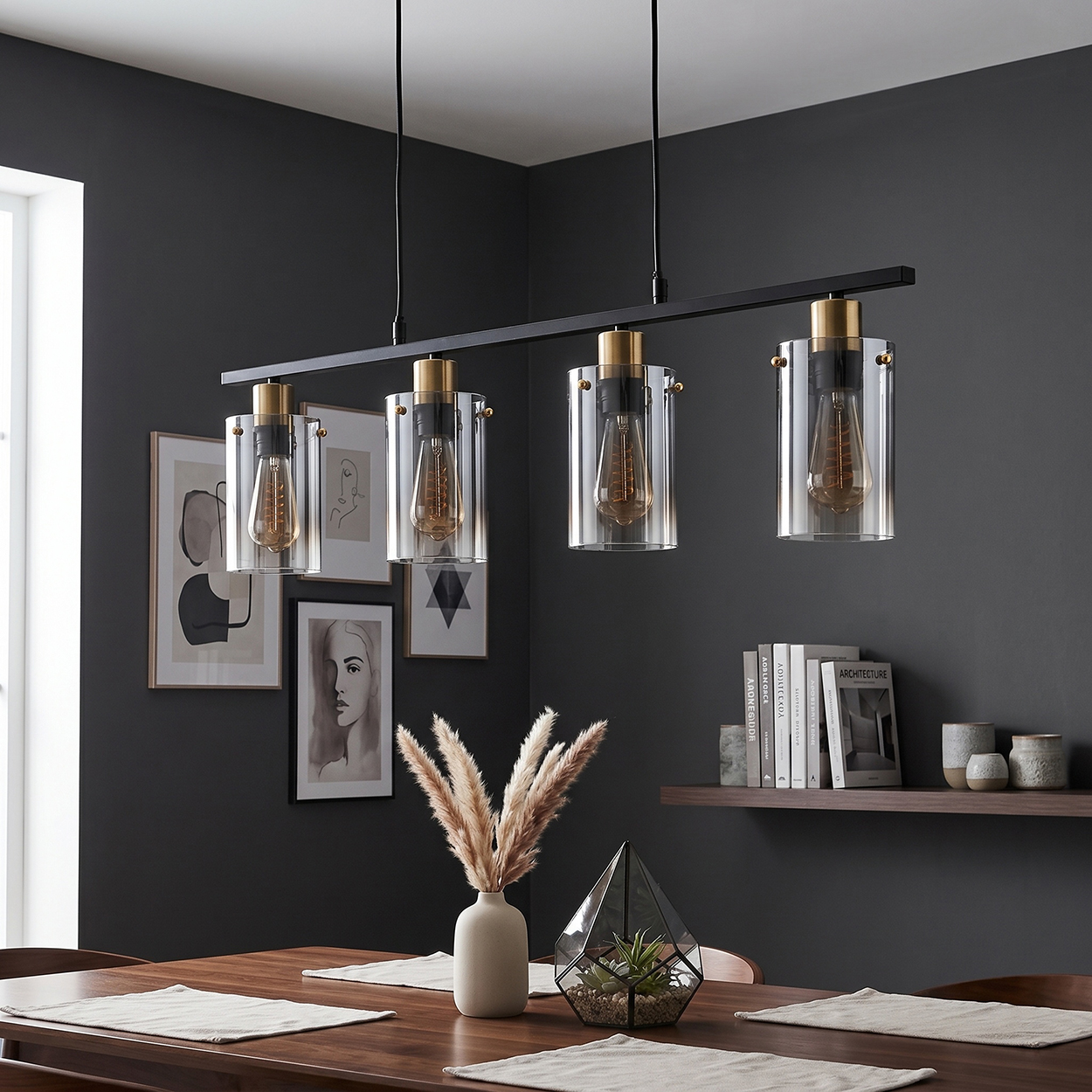 Ein moderner Kronleuchter mit vier Glaszylindern und Edison-Glühbirnen.