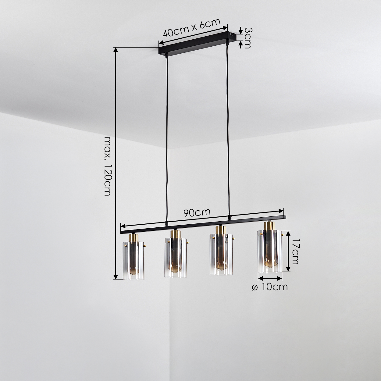 Eine moderne schwarze lineare Hängeleuchte mit vier Glasschirmen und goldenen Akzenten.