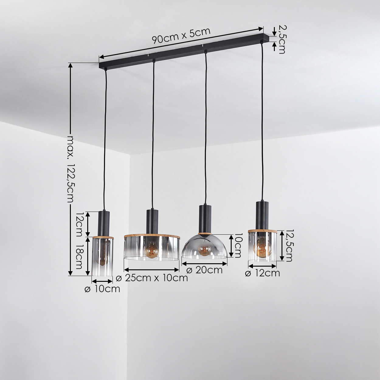 Hängelampe mit vier Glaskolben und Holzdetails, Maße sind angegeben.