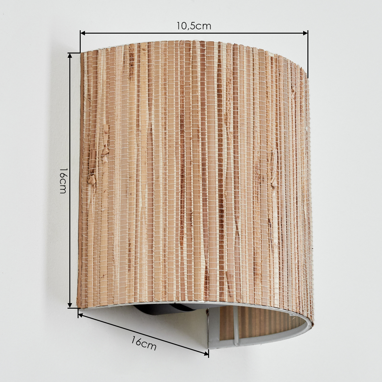 Eine beige gewebte Wandlampe, 16cm hoch, 10,5cm breit, an weißer Wand.