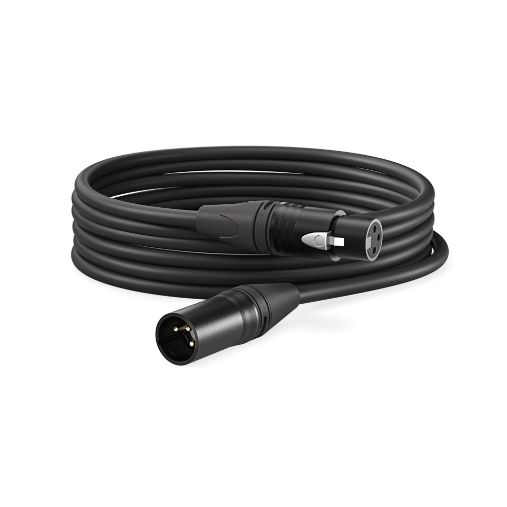Czarny kabel XLR z męskim i żeńskim złączem na białym tle.