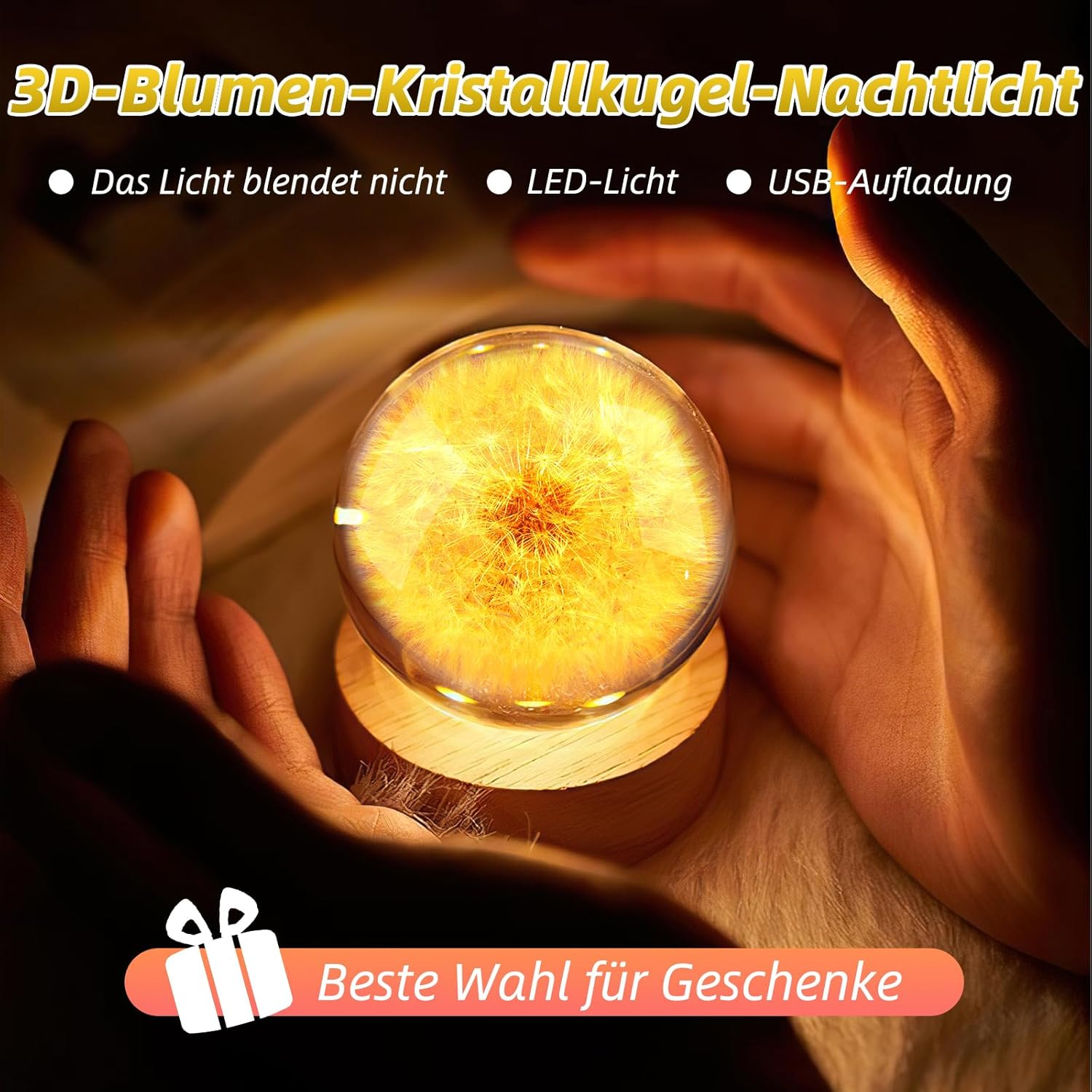Eine leuchtende Kristallkugel mit Blumenmuster auf einem Holzsockel, gehalten von Händen.