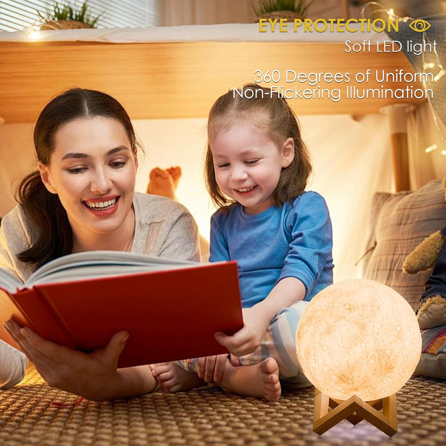 Mutter liest Kind Buch, Mondlampe leuchtet, gemütliche Atmosphäre.