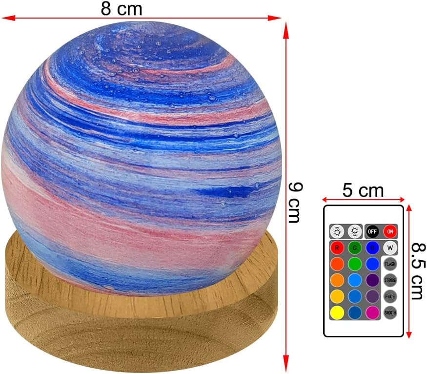 Eine blau-rosa Marmorkugel auf einem Holzsockel mit Fernbedienung daneben.