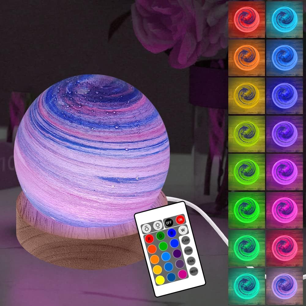 Eine kugelförmige Lampe mit rosa und blauen Wirbeln auf einem Holzsockel mit Fernbedienung.