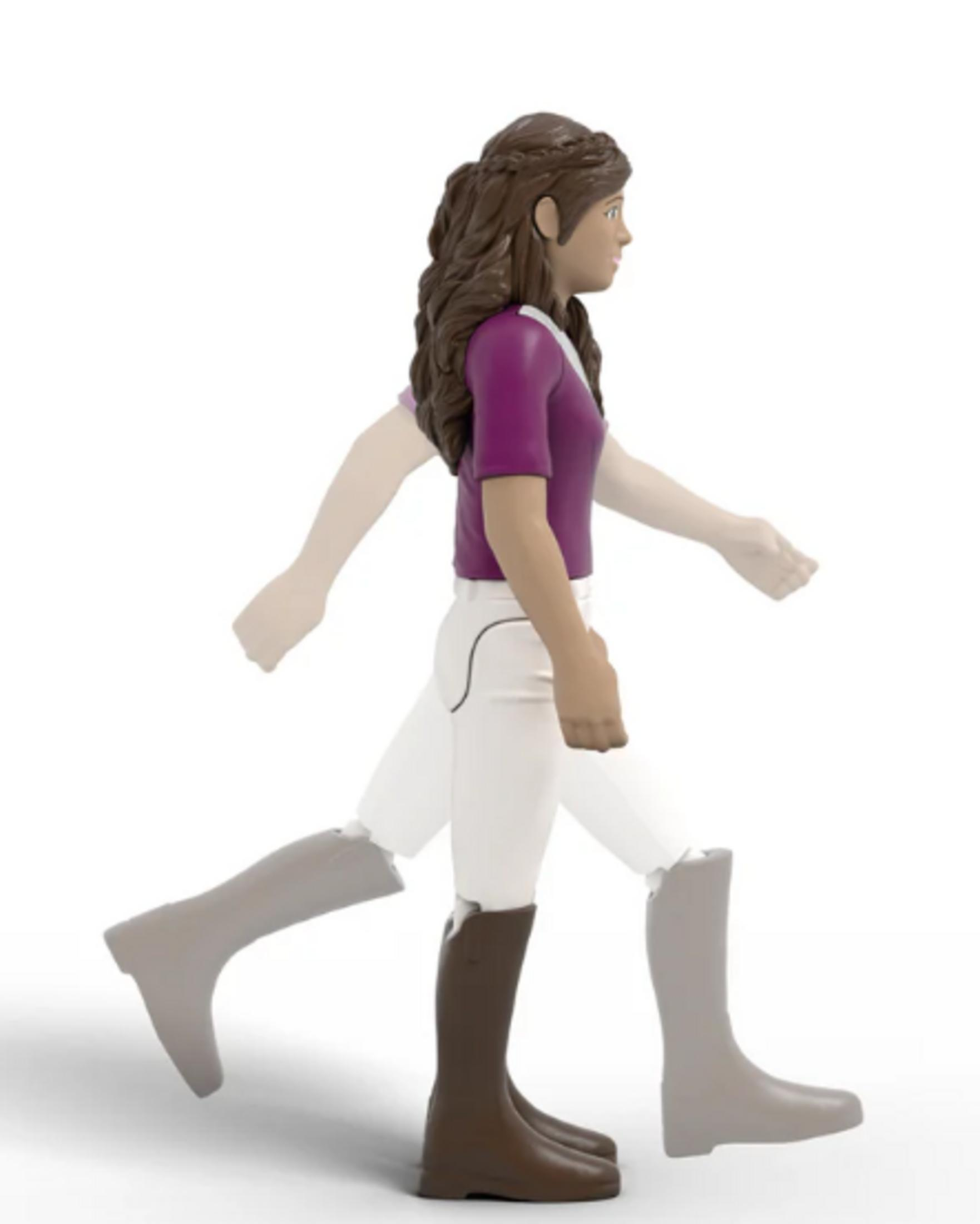 Eine Spielfigur eines Mädchens in Reitkleidung geht, in Bewegung gezeigt.