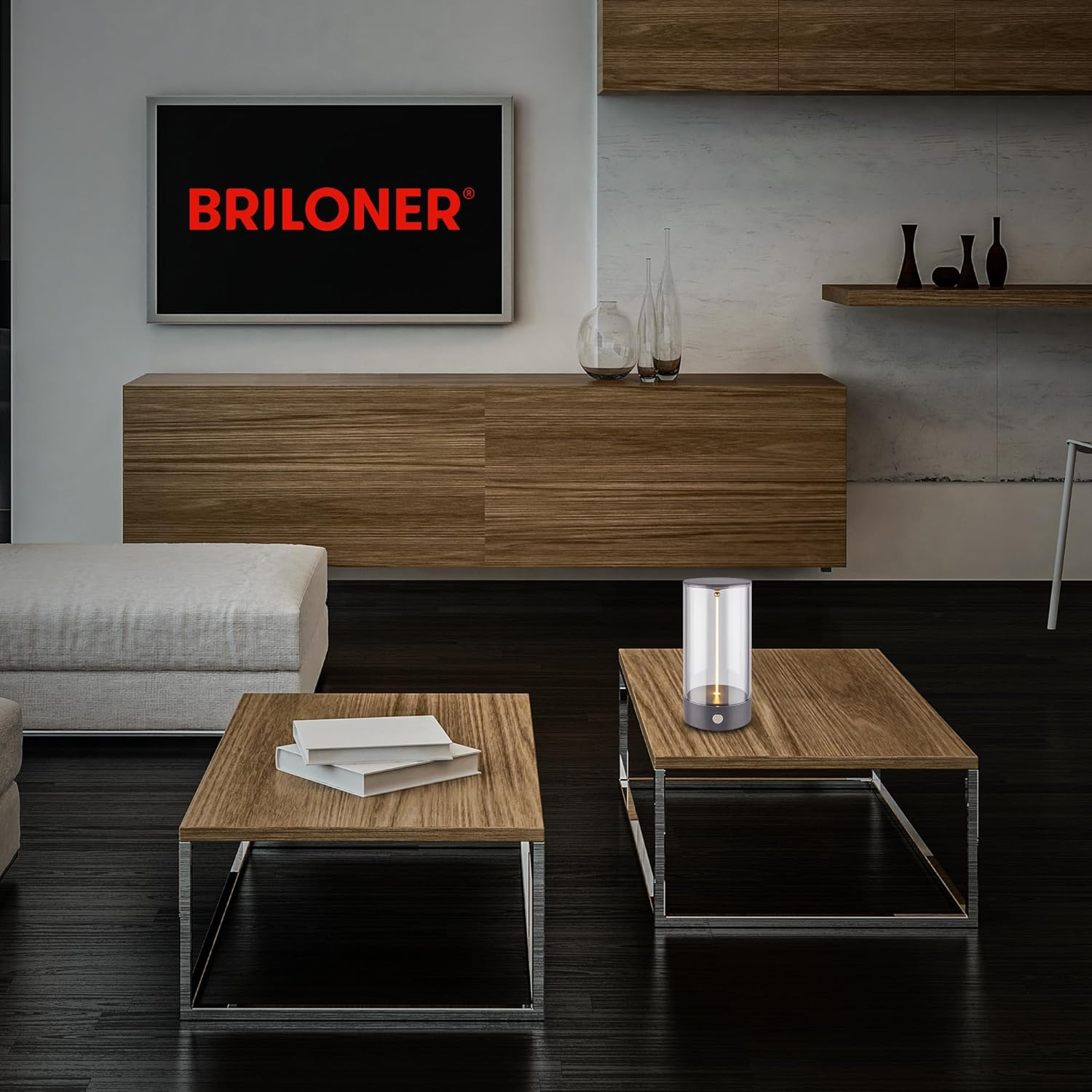 Modernes Wohnzimmer mit Fernseher, Holzmöbeln, Couchtisch mit Lampe und B üchern.