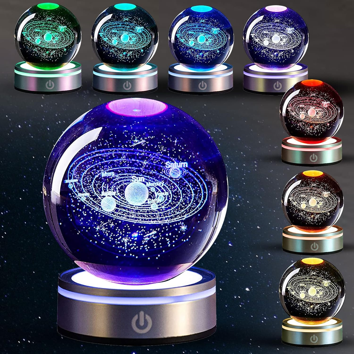 Kristallkugeln mit Sonnensystem-Gravur, beleuchtet in verschiedenen Farben.