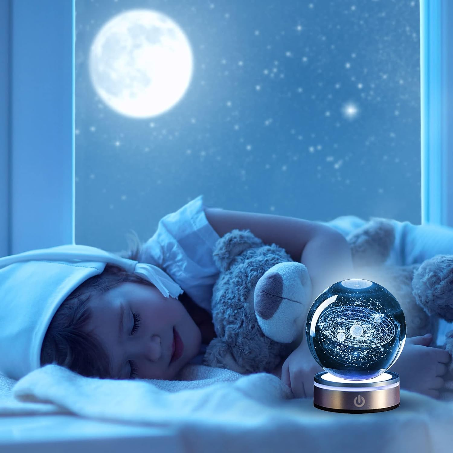 Kind schläft mit Teddybär und Galaxie-Lampe bei Mondschein.