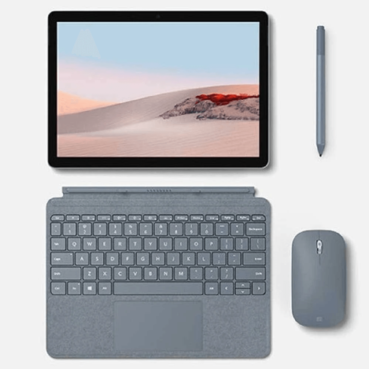 Una tableta, teclado, lápiz y ratón sobre fondo blanco.