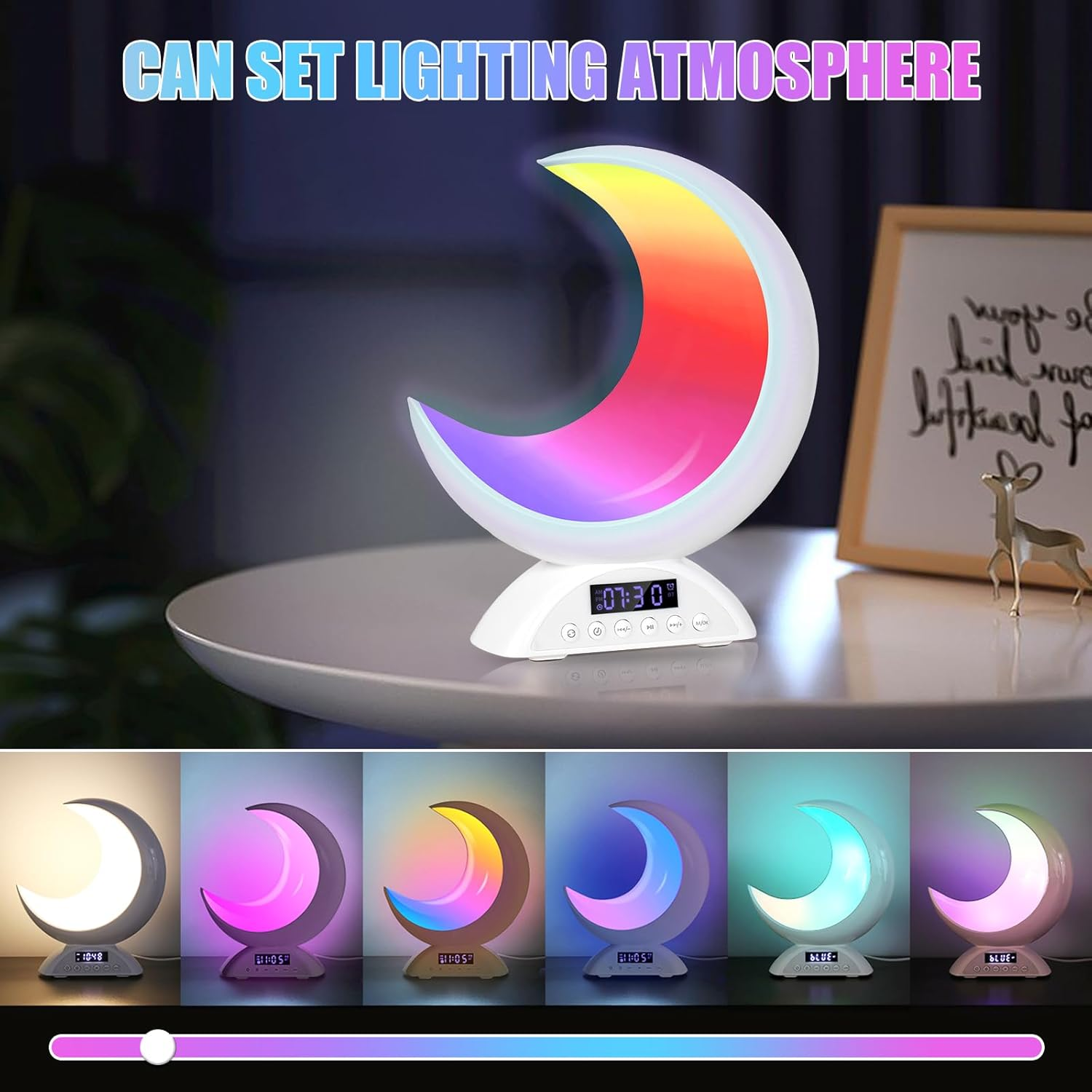 Ein Mondsichel-Lampe mit bunten Lichtern und Digitaluhr auf dem Sockel.