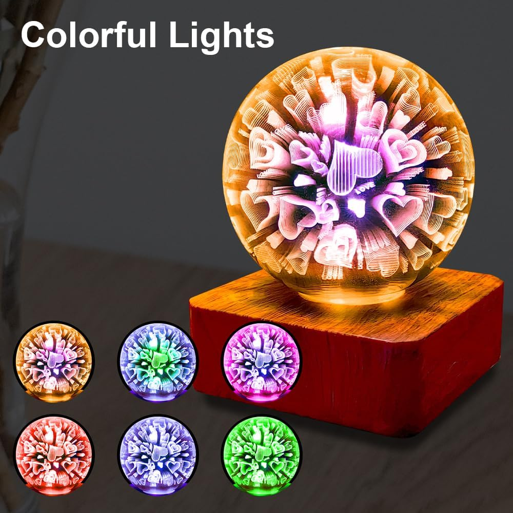 Eine Glaskugel mit Herzen, beleuchtet in verschiedenen Farben, auf einem Holzsockel.