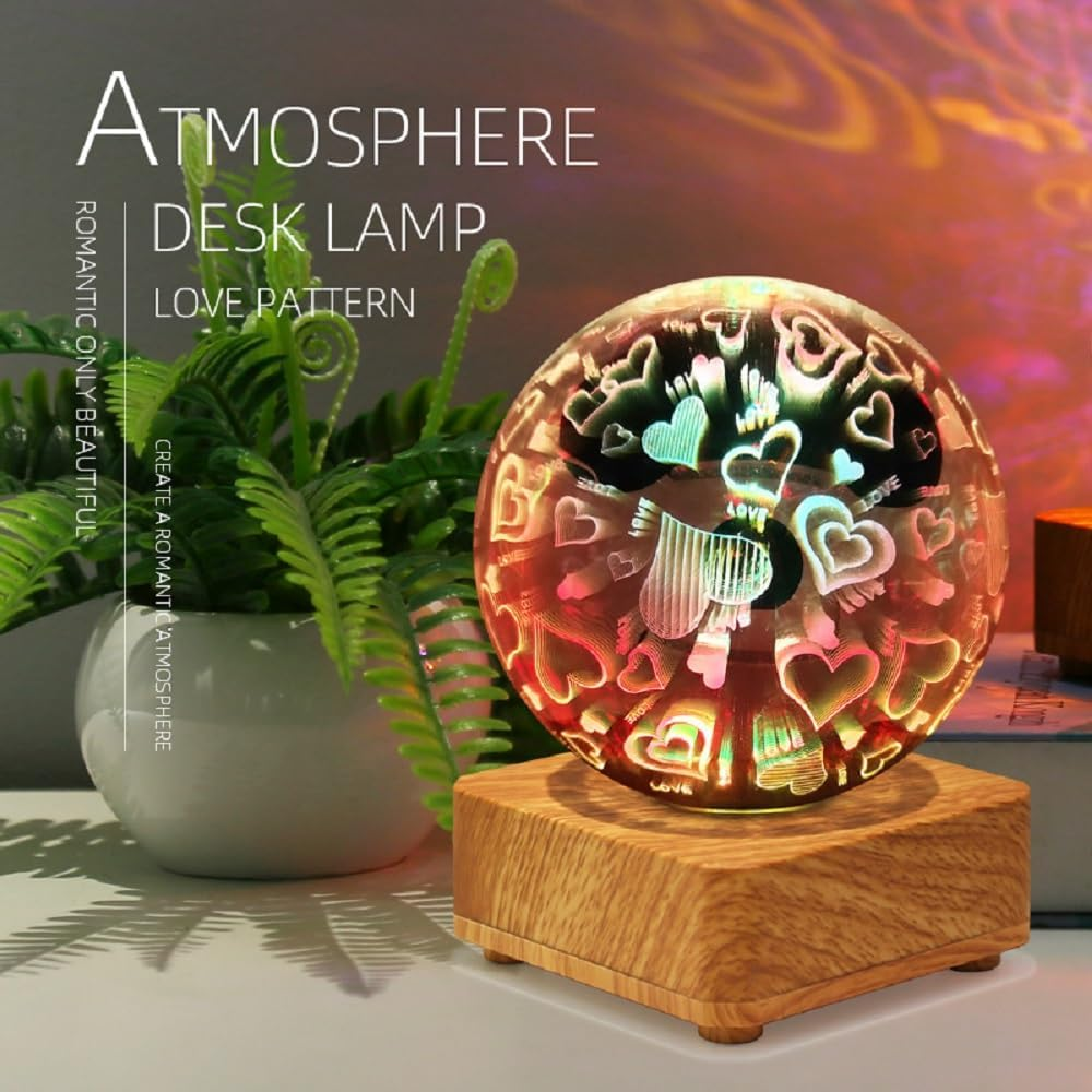 Eine kugelförmige Lampe mit Herzmustern auf einem Holzsockel, neben einer Topfpflanze.