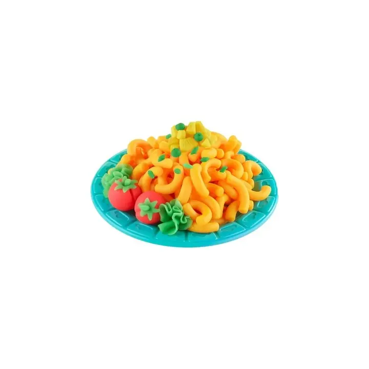 Makaron Play-Doh na niebieskim talerzu z pomidorami i zieloną dekoracją.