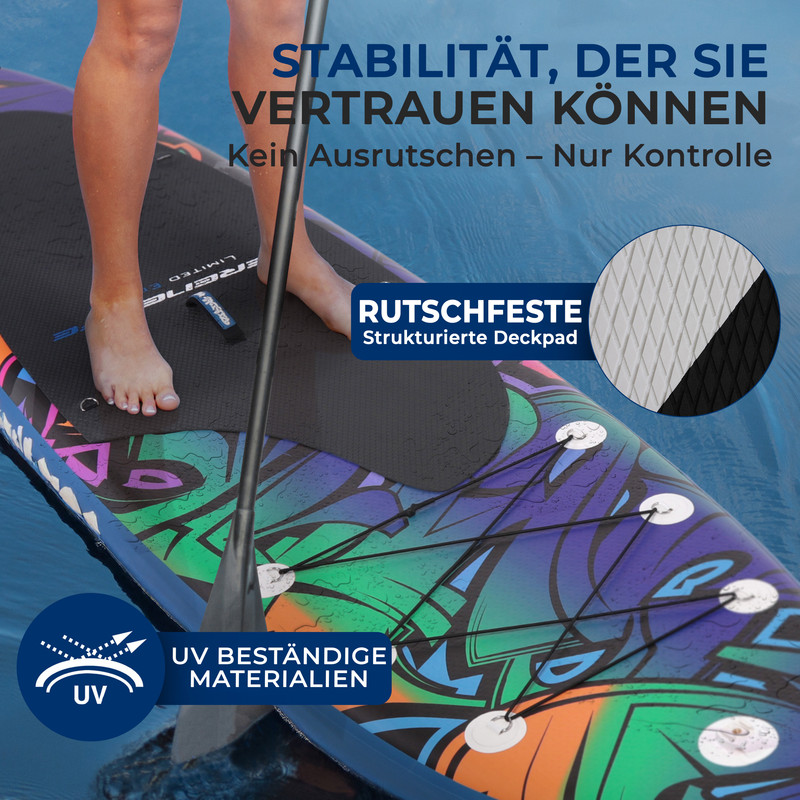 Füße auf einem SUP-Board mit rutschfestem Pad und UV-beständigen Materialien.