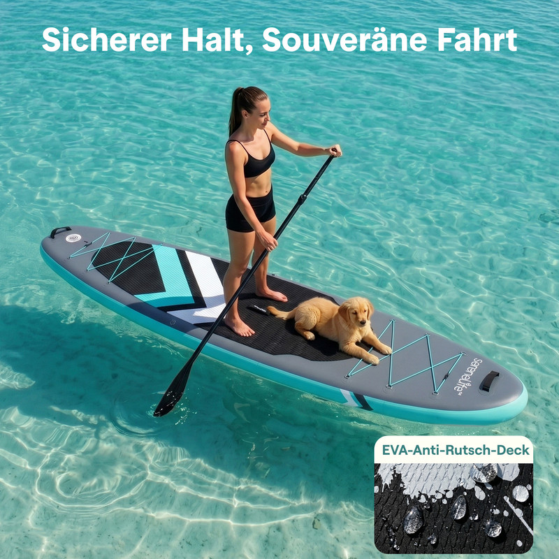 Eine Frau mit einem Hund steht auf einem SUP-Board im klaren Wasser.