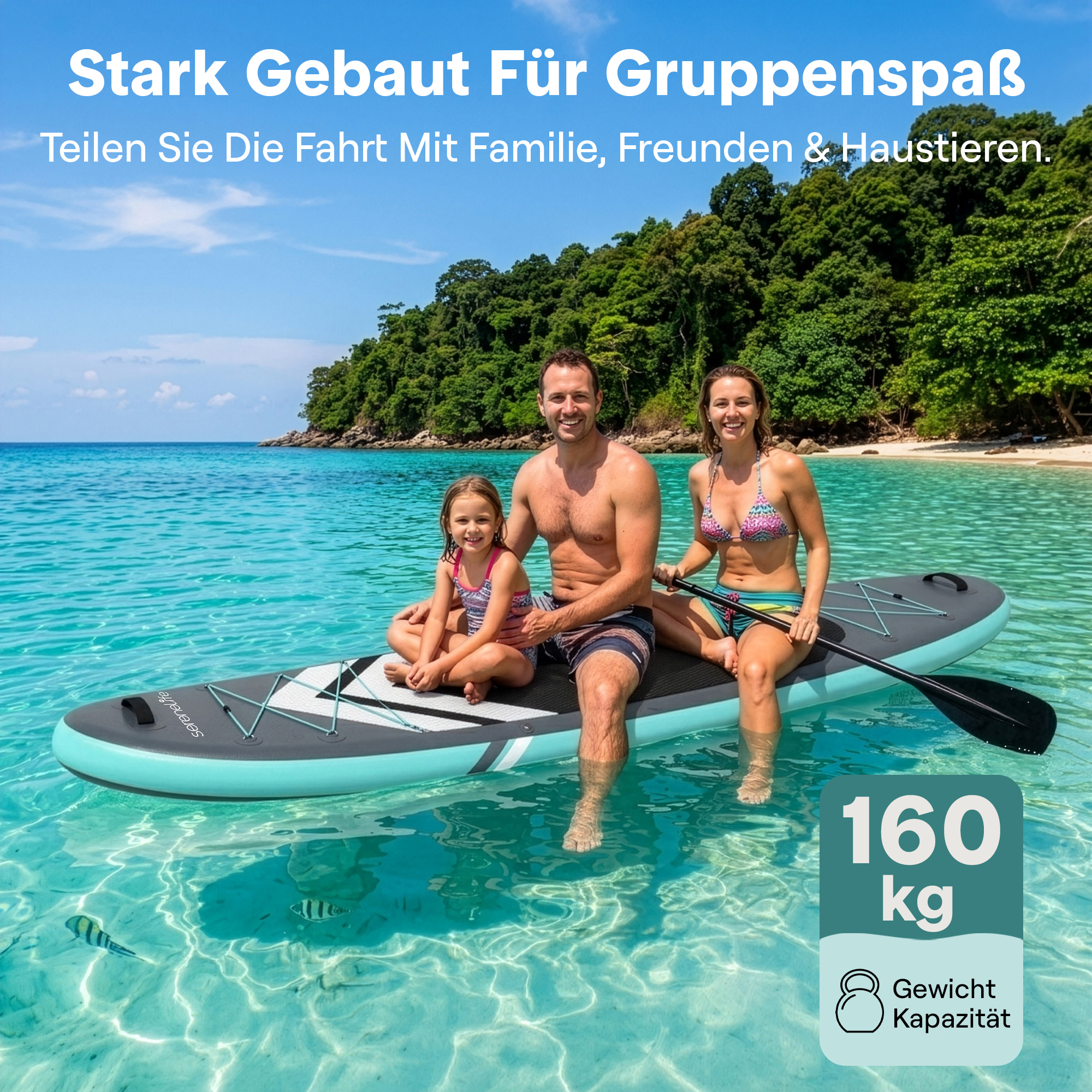 Familie auf einem SUP-Board im türkisfarbenen Wasser, tropische Insel im Hintergrund.