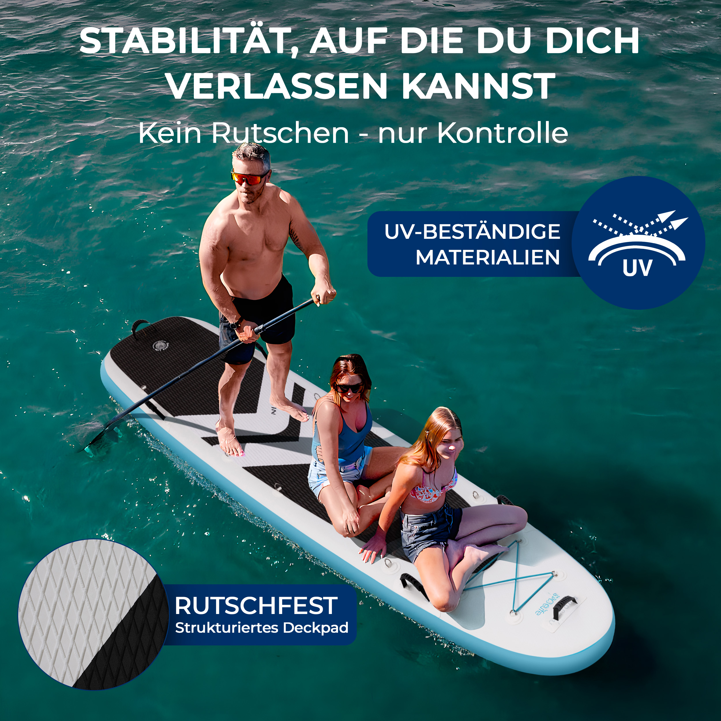 Mann paddelt mit zwei Frauen auf SUP-Board auf dem Wasser.